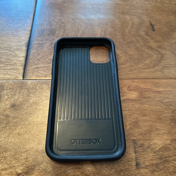 iPhone 11 cases - Otterbox Symmetry and silicon case - Picture 3 of 3